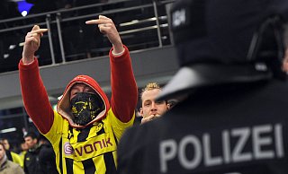 Die Polizei Bielefeld kann Übergriffe unter den Fangruppen nicht ausschließen. - Symbolfoto: dpa / Caroline Seidel