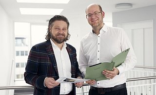 Mirco Welsing (l.) mit Rechtsanwalt Thomas Meyer. Dessen juristisches Interesse hatte die Frage geweckt, ob die Unfallkasse NRW einspringen müsste, wenn ein Ersthelfer wie Welsing während des Einsatzes bestohlen wurde. - Patrick Pollmeier