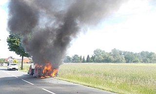 Der Traktor fing während der Fahrt Feuer. Verletzt wurde niemand. - Polizei Minden-Lübbecke