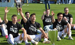 Die Mannschaft feiert mit den Fans den Sieg im Westfalenpokal-Finale. Jetzt geht für Titelverteidiger FC Gütersloh wieder in Runde eins los. - Jens Dünhölter