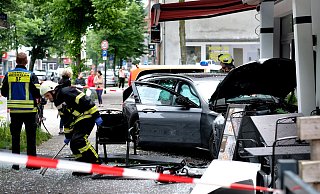 Der Mercedes Kombi fährt quer über die Berliner Straße direkt in die Pizzeria. Die Polizei sperrt den Bereich großräumig ab.