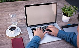 Darf ein Blogger das politische Wirken anderer in einer Art und Weise darstellen, die geeignet ist, den Betroffenen möglicherweise durch die Berichterstattung Nachteile in ihrem beruflichen und sozialen Umfeld entstehen zu lassen? - Symbolfoto