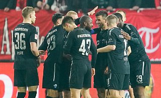 Der SC Paderborn hatte in Kaiserslautern zunächst wenig Grund zum Jubeln. Doch in Hälfte zwei konnten die Gäste dann mit den Torschützen David Kinsombi (M.) und Visar Musliu feiern. - picture alliance/dpa