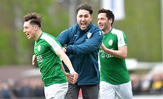 Nils Köhler (l.) erzielten das 1:0 gegen Rheine. Matthias Haeder (r.) bereitete das 2:0 vor. Trainer Julian Hesse (Mitte) hatte bei der Personalauswahl wieder ein gutes Händchen. - Jens Dünhölter