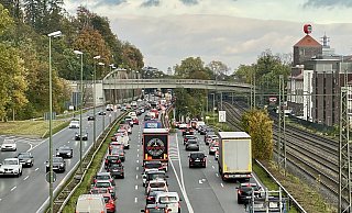 Auf dem Ostwestfalendamm haben schon viele Ostwestfalen im Stau gestanden. - Peter Unger