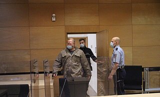 Ein 31-jähriger Mann aus Bünde betritt Saal 2 des Bielefelder Landgerichts. Er soll auf einem Gestüt in Kirchlengern ein Feuer gelegt haben. - Florian Weyand