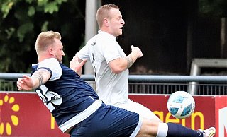 Langes Bein: Im Hinspiel wurden Daniel Sitter (weißes Trikot) und der FC RW Kirchlengern von Mario Bertram und dem SC Herford ausgebremst. - Niklas Gessat