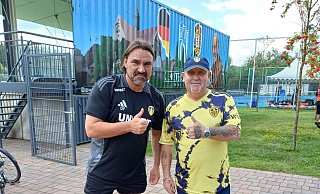 Daniel Farke (l.), Trainer des englischen Proficlubs Leeds United, zeigt sich am Rande des Trainingslagers optimistisch für einen positiven Saisonverlauf. Alan Tallis aus Herford ist begeistert. - Matthias Bungeroth
