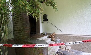 Rund um das Haus hat die Polizei Absperrbänder gezogen. Die Ursache des Brandes wird noch ermittelt. - Björn Kenter