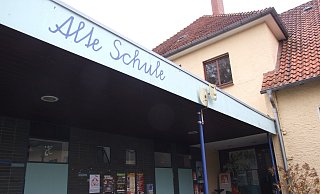 Der Eingang zur KLleinkunstbettlbühne in der Alten Schule ist originell gestaltet. - Karsten Schulz