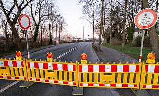 Die Paderborner Bahnhofstraße ist und bleibt dicht, Autofahrer müssen ausweichen. - Niklas Tüns
