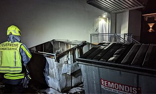 In der Nacht ist der Papiercontainer in Flammen aufgegangen. - Felix Brenneke