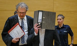 Der Angeklagte erscheint zusammen mit seinem Anwalt Georg Schulze vor dem Bielefelder Landgericht. - Andreas Zobe
