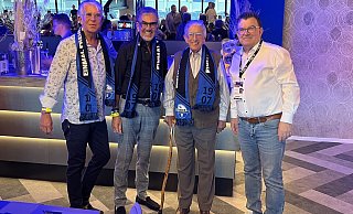 Der 101 Jahre alte SCP-Ehrengast Gustav Flören (2. v. r.) mit (v. l.) seinem Sohn Klaus Flören, Schwiegersohn Fernando Hoffmann und SCP-Geschäftsführer Martin Hornberger. - SC Paderborn 07