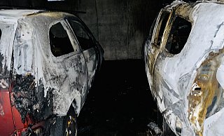 Zwei der Brandautos aus der Tiefgarage an der Osningstraße. - Stefan Becker