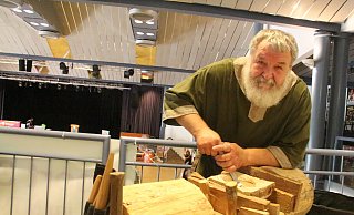 Holzschnitzer Michael Schikyr hat Freude an historischem Handwerk. - Burkhard Battran