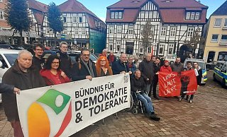 Bei einer Protestaktion auf dem Warburger Neustadt-Marktplatz, Ricardo Blasczcyk (5. v. l.) und Tim Vollert (5. v. r.) mit Transparenten und Plakaten. - Simone Flörke