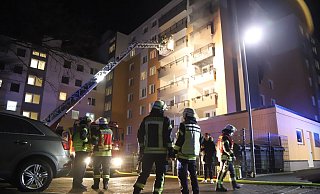 Nach dem Wohnungsbrand am Sanddornweg kämpfen die Ärzte weiterhin um das Leben des 42-jährigen Mieters. - Charlotte Mahncke