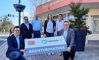 Geschäftsführer Daniel Winkler (v. l.), Stefanie Malenke, Maik Kulgemeyer, Simone Fiene und Sandra Heinemann (alle Bad Driburger Touristik) freuen sich zusammen mit Sven Kosleck von der Deutschen Bahn auf das neue Serviceangebot. - Bad Driburger Touristik