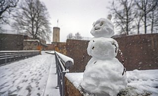 Idyllisch liegt die Sparrenburg im Schnee. - Sarah Jonek Fotografie