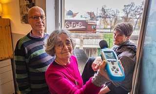 „Bürgerinitiative gegen Lärm am Ostwestfalendamm“ (Sabine Domm) und der VCD Ostwestfalen-Lippe (Bernd Küffner) maßen den Krach des OWDs vor dem Küchenfenster von Manuel Haushold. - Mike-Dennis Müller