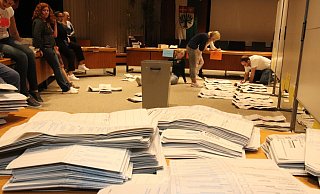 Mammutaufgabe: 7.500 Briefwahlzettel werden im Rathaus ausgewertet. Das Foto zeigt die Arbeit im großen Ratssaal. - Sigurd Gringel