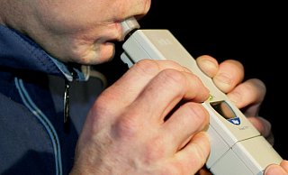 Bei der Polizeikontrolle in Hohenwepel wird beim Fahrer Alkoholeinfluss festgestellt. (Themenbild) - picture-alliance/ dpa/dpaweb