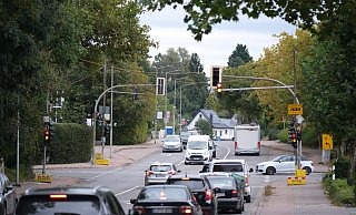 Die Ampel-Zwischenlösung ist am Montag aufgebaut und eingeschaltet worden. Ab sofort dürfen Autos auch wieder links auf die Weserstraße einbiegen. - Ulf Hanke