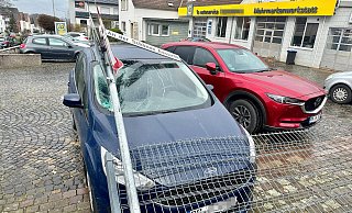 Beim Ausparken vom Volksbank-Parkplatz an der Schönen Aussicht prallte ein 88-jähriger Autofahrer stumpf rückäwrts gegen die Mauer eines Auto-Servicebetriebs. - © 2024 Ralph Meyer. Alle Inhalte urheberrechtlich geschützt.
