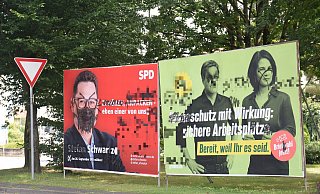 Archivbild: Zwei beschädigte Großplakate, die während des Bundestagswahlkampfes 2021 beschmiert wurden. Die Hasskommentare sind gepixelt. - Mareike Patock