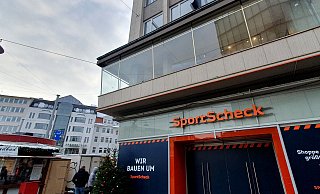 Sportscheck hat Insolvenz angemeldet: "Wir bauen um" steht da - und innen ist alles hellbeleuchtet und wird gemalert. - Kurt Ehmke