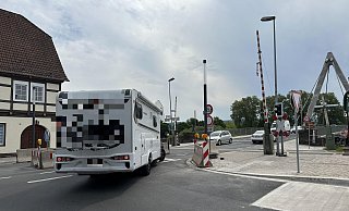 Breit, breiter: Viele Fahrzeuge, die den Weg über die Brücke nehmen, dürften sie eigentlich nicht passieren. - Ralf T. Mischer