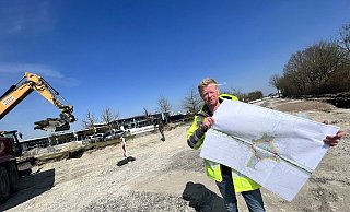 Frank Albers von Straßenbauamt des Kreises Paderborn steht auf dem Alten Hellweg vor dem Airport-Terminal. Hier ensteht ein neuer Kreisverkehr. - Jens Reddeker