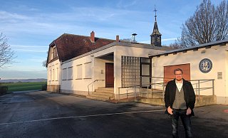 Thomas Sieker vor dem Feuerwehrgeräte- und Dorfgemeinschaftshaus in Bröderhausen. - privat
