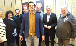 Die SPD Espelkamp hat sich neu aufgestellt..Das Foto zeigt (v.l.) Annegret Michalowitz (Beisitzerin),Iris Finke (Schriftführerin), Oktay Akbulut (Kassierer), Oliver Hummert-Vieland (Beisitzer), Vorsitzender Fabian Golanowsky, Armin Jungbluth (Beisitzer), SPD-Landesvorsitzender Achim Post und Helmut Papke (Mitgliederbeauftragter. Es fehlen die beiden stellvertretenden Vorsitzenden Petra Kaiser-Möllmann und Claudia Strobel sowie die beiden Beisizer Matthias Schekelmann und Herbert Zahnhausen.. - Karsten Schulz Die SPD Espelkamp hat sich neu aufgestellt..Das Foto zeigt (v.l.) Annegret Michalowitz (Beisitzerin),Iris Finke (Schriftführerin), Oktay Akbulut (Kassierer), Oliver Hummert-Vieland (Beisitzer), Vorsitzender Fabian Golanowsky, Armin Jungbluth (Beisitzer), SPD-Landesvorsitzender Achim Post und Helmut Papke (Mitgliederbeauftragter. Es fehlen die beiden stellvertretenden Vorsitzenden Petra Kaiser-Möllmann und Claudia Strobel sowie die beiden Beisizer Matthias Schekelmann und Herbert Zahnhausen.. - Karsten Schulz