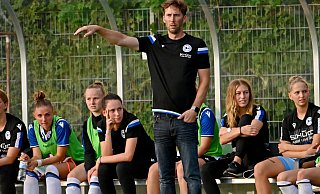 Sind vorerst auf Distanz gegangen: Trainer Tom Rerucha und die DSC-Spielerinnen. - Thomas F. Starke