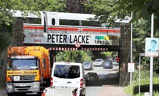 Vor allem der Schwerlastverkehr ist eine hohe Belastung für die Anwohner der B239 in Schweicheln. - Frank-Michael Kiel-Steinkamp