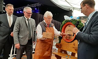 Brauerei-Chefs Franz-Axel und Michael Kohlschein (v. l.), Elmar Brok und Bürgermeister Tobias Scherf. - Dieter Scholz