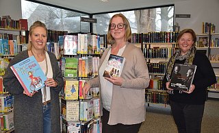 Das Team der Stadtbücherei Spenge: Caroline Hanslik (v. l.) Dagmar List und Leiterin Regina Schlüter-Ruff bieten in der Bibliothek viele spannende und abwechslungsreiche Bücher an. - Mareike Patock