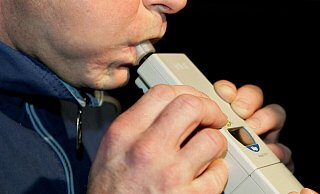 Der Atemalkoholtest fördert eine äußerst hohe Promillezahl zu Tage. - Verfügbar für Kunden mit Rechnungsadresse in Deutschland.