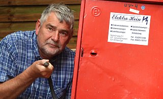 Ulrich Hein zeigt die Schnittstelle des Starkstromkabels am Bauverteilerkasten. Das Kabel ist durchgeknipst. Es sollte die elektrische Versorgung bei Veranstaltungen im Lenzibad sicherstellen. - Andreas Sundermeier