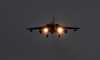Ein Kampfflugzeug vom Typ "Tornado" des Taktischen Luftwaffengeschwaders der Luftwaffe setzt zur Landung an. In den vergangenen Tagen donnerten einige von ihnen über Bielefeld hinweg. - picture alliance / dpa