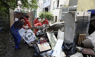 Schulter an Schulter schaffen Helfer und Opfer der Flutkatastrophe in Opladen Schutt von den Straßen. Aufgrund des engen Kontakts beim Wiederaufbau und in Notunterkünften besteht die Sorge, dass sich nun das Coronavirus ausbreitet. - picture alliance