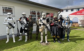 Die Star Wars-Darsteller sind beliebte Fotomotive in Holzminden. - Manfred Bues