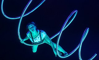 Tsaja Dobravec beweist an einer großen Metallspirale ihre Körperbeherrschung. Damit trat sie bereits im slowenischen Fernsehen auf. - Mike-Dennis Müller