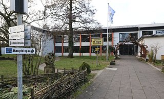 Der Eingang zum Gymnasium St. Kaspar in Neuenheerse. - Simone Flörke