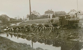 In den 1920er Jahren ist die Else, hier ein Blick auf die noch existierende Brücke im Verlauf der Bahnhofstraße in Richtung Westen, massiv eingedeicht worden. Es liegt in der Natur der Sache, dass dadurch zwar weitere Baugebiete nördlich des Wasserlaufes erschlossen werden konnten, das temporäre Hochwasser aber keine Möglichkeiten mehr hatte sich in diesem Bereich auszubreiten. - Sammlung Militzer
