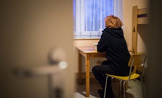 Eine Frau blickt in einem Frauenhaus aus dem Fenster. Häusliche Gewalt bedeutet neben körperlicher und sexueller Gewalt auch Psychoterror. - Dpa