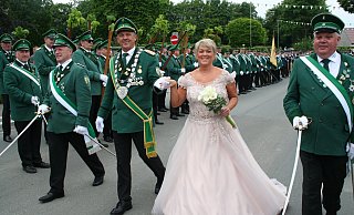 Das Königspaar Jürgen und Margit Dahl bilden den Glanzpunkt. Beim Festzug werden sie von sieben Hofdamen, den Kindern Mia und Stacy sowie den Königsadjutanten Hans-Georg Backhaus und Anton Kamp begleitet. - Johannes Büttner