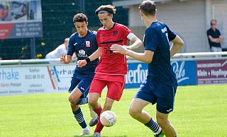 U19-Kapitän Elias Morgenroth (Mitte) und der VfL Theesen mussten im ersten Saisonspiel gegen RW Ahlen ein 1:5 hinnehmen. - Andreas Zobe